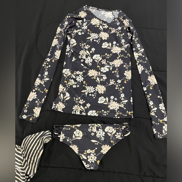 Billabong Reversible Bikini and Rash Guard Set - Picture 6 of 8